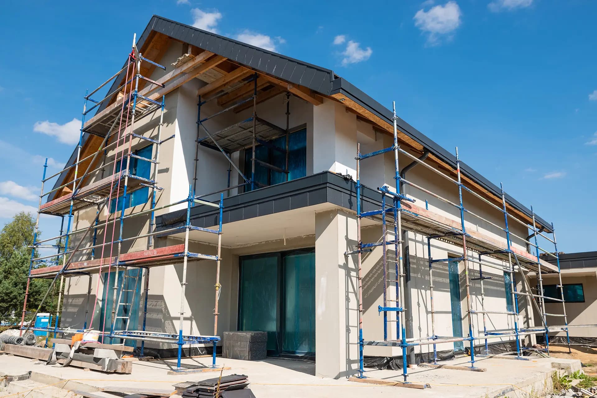 Fassade mit Wärmedämmung eines Einfamilienhauses